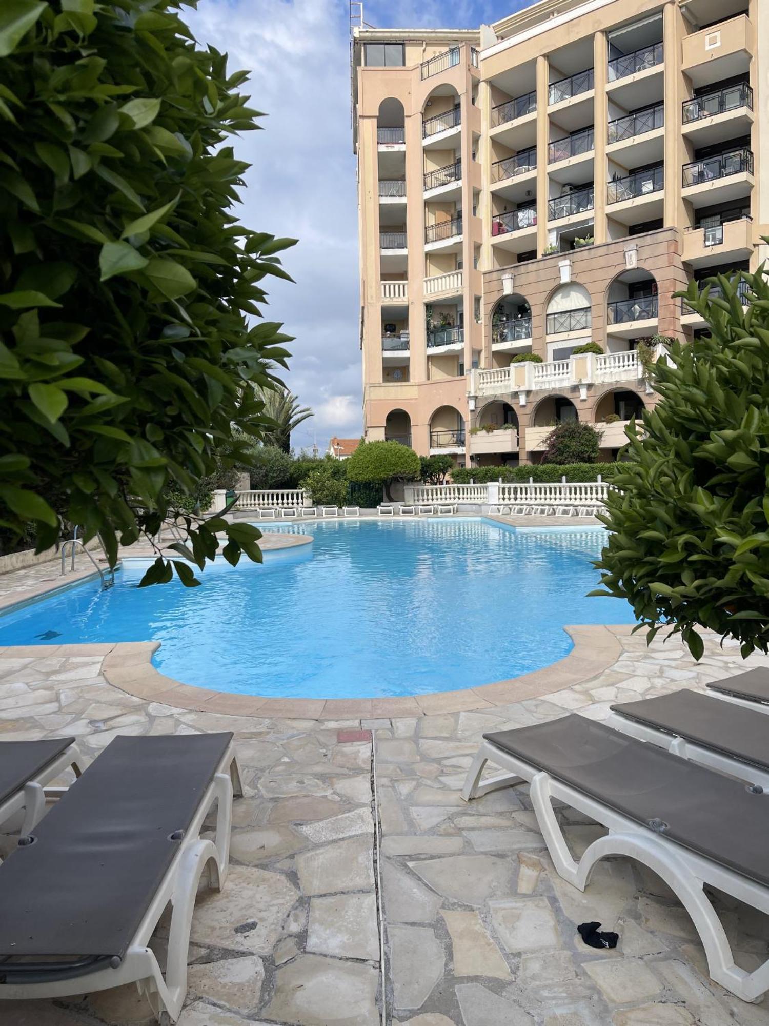Apartment Vue Et Pisicne *